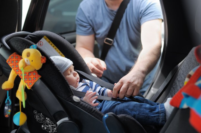 cómo se instala un asiento para niños en un carro