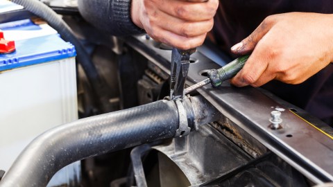Pasos para sustituir las mangueras de refrigeración del auto