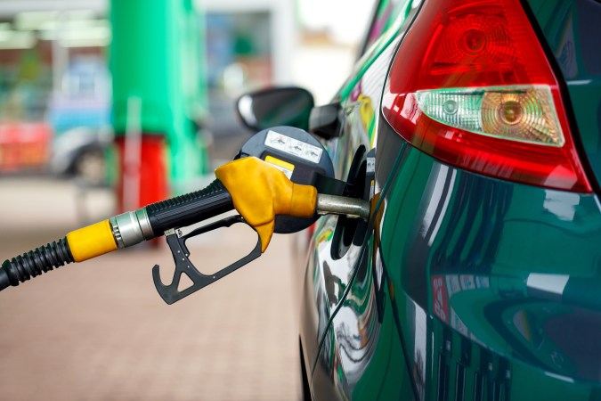 auto cargando combustible