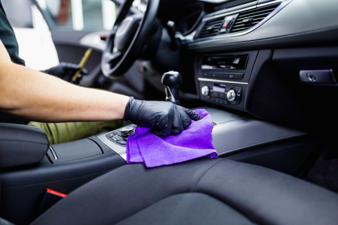 Para qué sirve dejar un calcetín con arroz en el carro