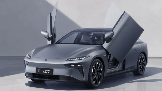 El Dongfeng eπ 007 ofrece hasta 536 hp y puertas de tijera a un precio increíble