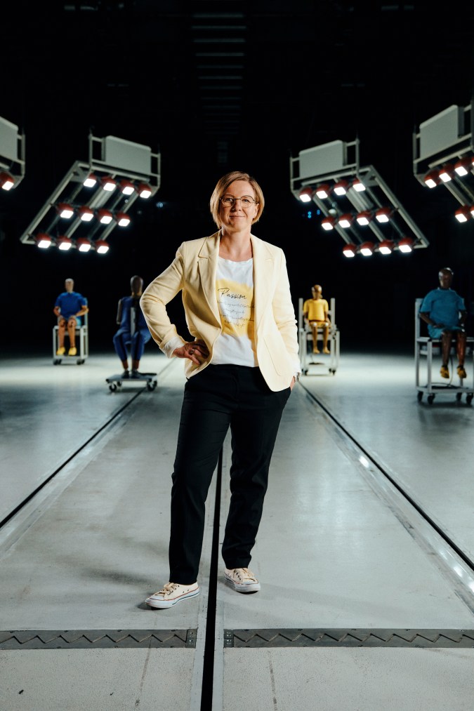Hanna Paul, jefa de pruebas de muñecos de Mercedes-Benz