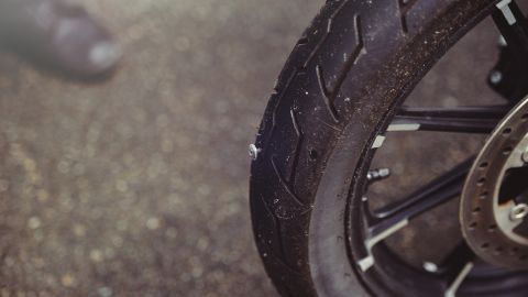 ¿Qué hacer con un pinchazo en la moto?