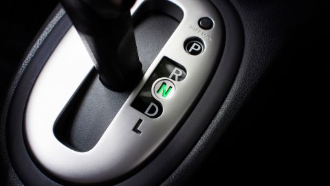 Conducir el carro usando el punto muerto
