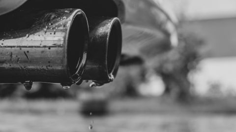 ¿Qué sucede cuando el tubo de escape bota agua?