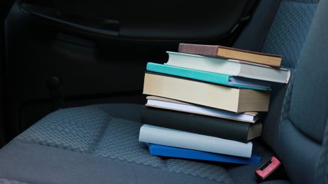 Книги в машине могут стать снарядами во время аварии и нанести серьезные травмы.
