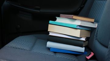 Los libros en el auto pueden transformarse en proyectiles durante un accidente y causar graves lesiones.