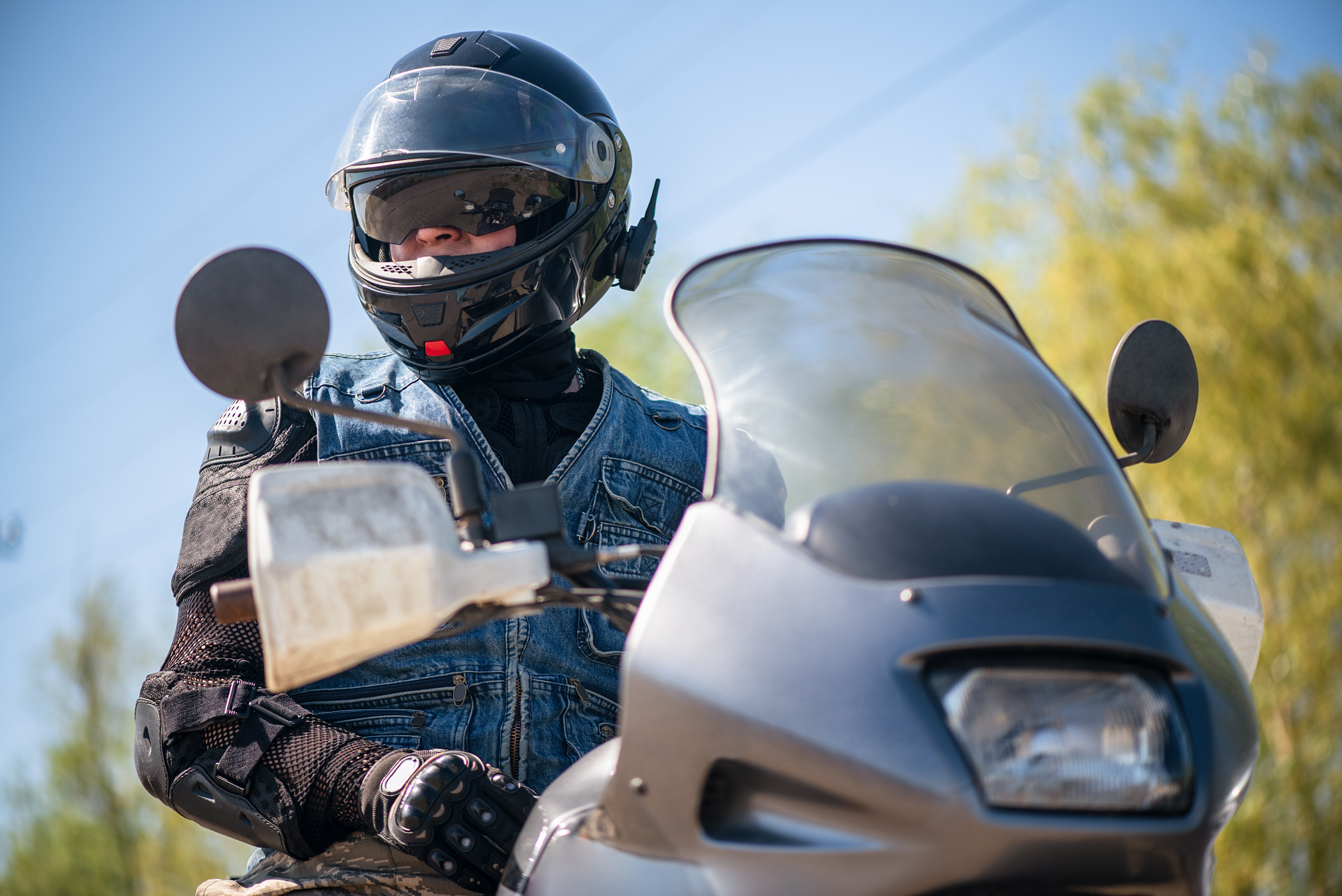 Un motociclista también debe respetar los señalamientos de tránsito.