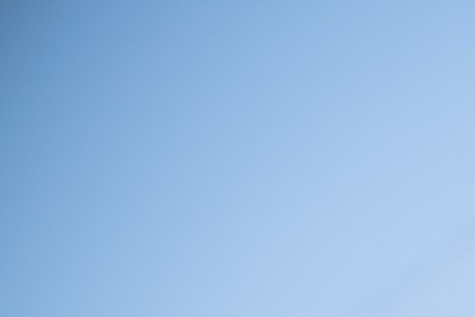 Un motociclista también debe respetar los señalamientos de tránsito.