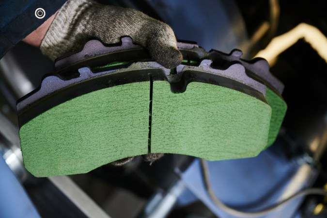 Pastillas de freno de carbón o cerámica: cuál es la mejor opción para ti