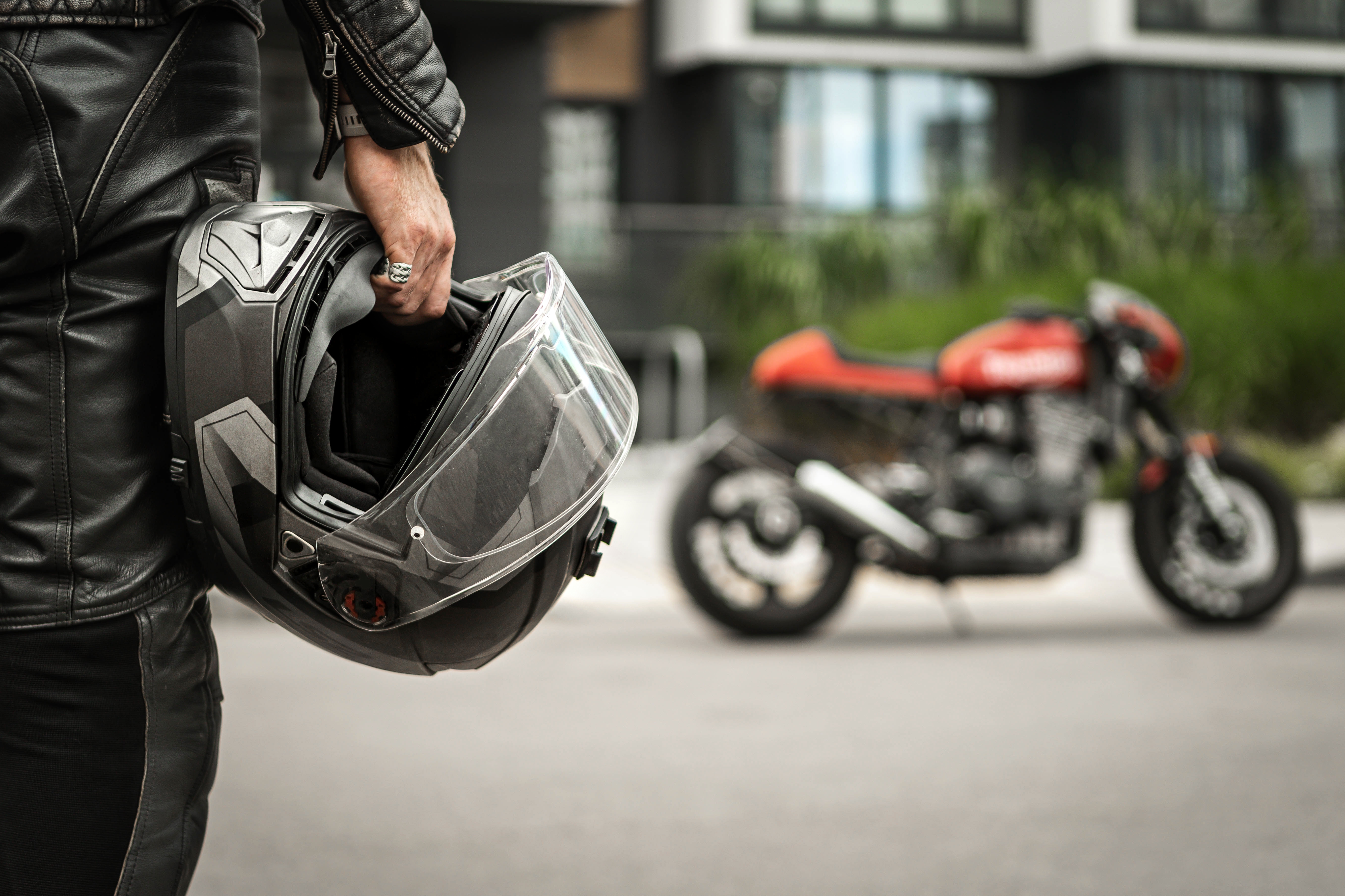 Los motociclistas a exceso de velocidad podrían recibir costosas multas.