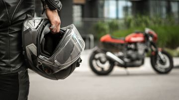 Los motociclistas a exceso de velocidad podrían recibir costosas multas.