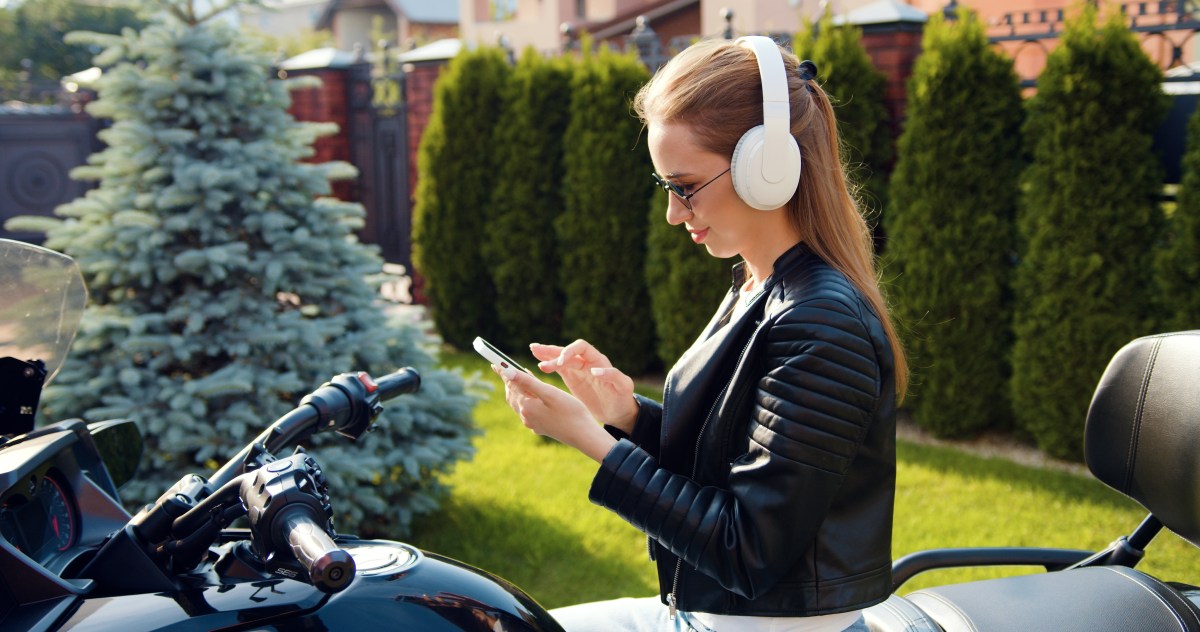 Conducir motos con audífonos ¿ilegal?