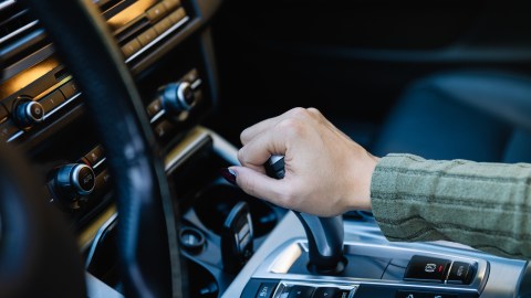 ¿Tener el auto en punto muerto ayuda a ahorrar combustible?