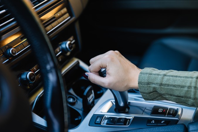 ¿Tener el auto en punto muerto ayuda a ahorrar combustible?
