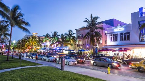 Adornos en el retrovisor te pueden costar una multa en Florida