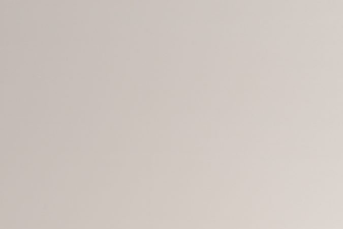 Esculturas sobre ruedas: autos hechos de madera