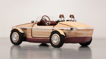 Esculturas sobre ruedas: autos hechos de madera