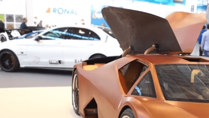 Esculturas sobre ruedas: autos hechos de madera