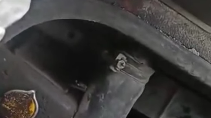 Cómo reparar una fuga en el radiador con un huevo