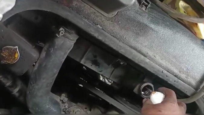 Cómo reparar una fuga en el radiador con un huevo