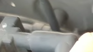 ¿Cómo limpiar los contactos eléctricos del auto?