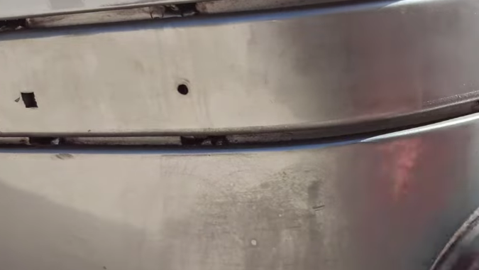 Cómo reparar un parachoques de plástico