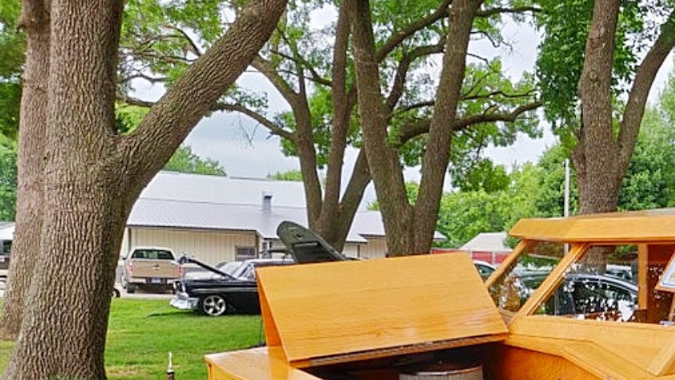 Esculturas sobre ruedas: autos hechos de madera