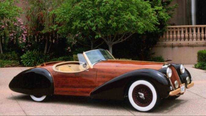 Esculturas sobre ruedas: autos hechos de madera