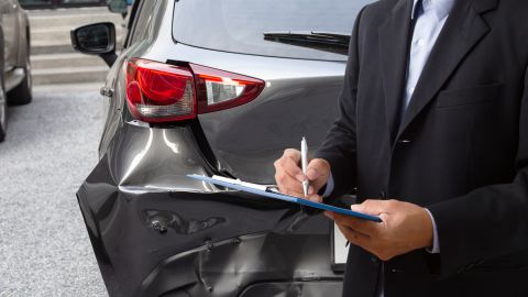 qué hacer cuando te chocan el auto estacionado