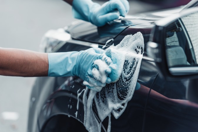 Manchas blancas en la pintura del auto: por qué aparecen y cómo resolverlo