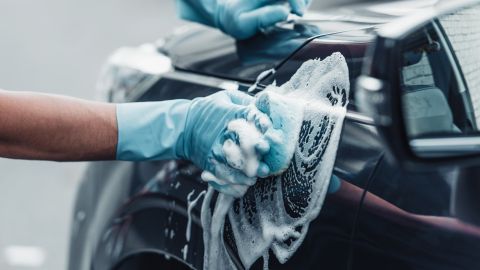 Белые пятна на краске автомобиля: почему они появляются и как их решить