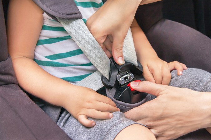 Seguridad infantil: edad permitida para ir en el asiento delantero en USA