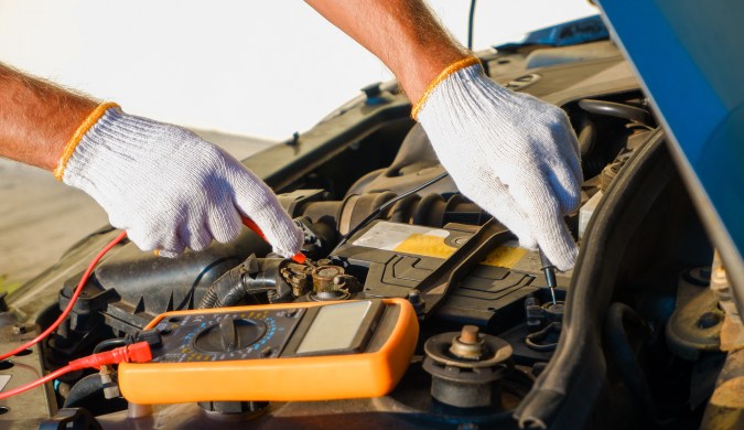 donde está el alternador del carro