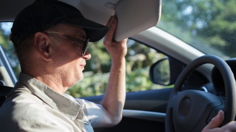 El toque secreto: la función escondida en los parasoles de tu auto