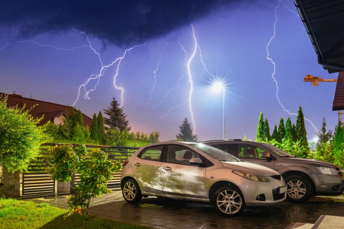 Qué hacer si te sorprende una tormenta eléctrica en el auto