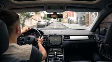 Mejora tu visibilidad al volante: descubre el truco del alfiler