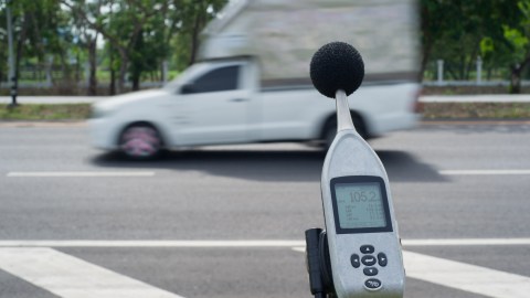 Cuántos son los decibeles de ruido permitidos en un auto