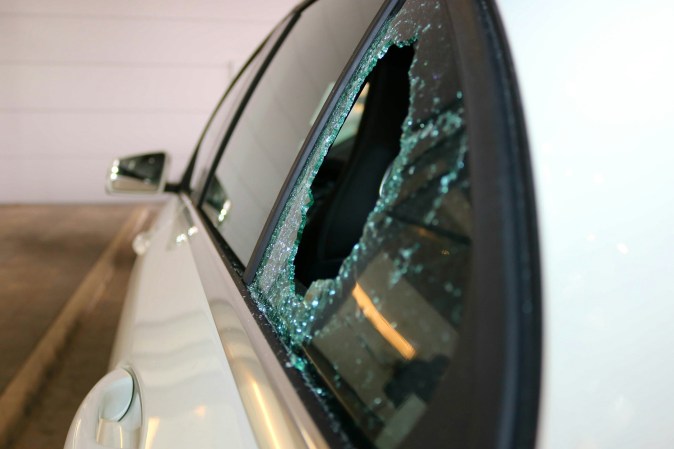 como tapar una ventana de auto con el vidrio roto