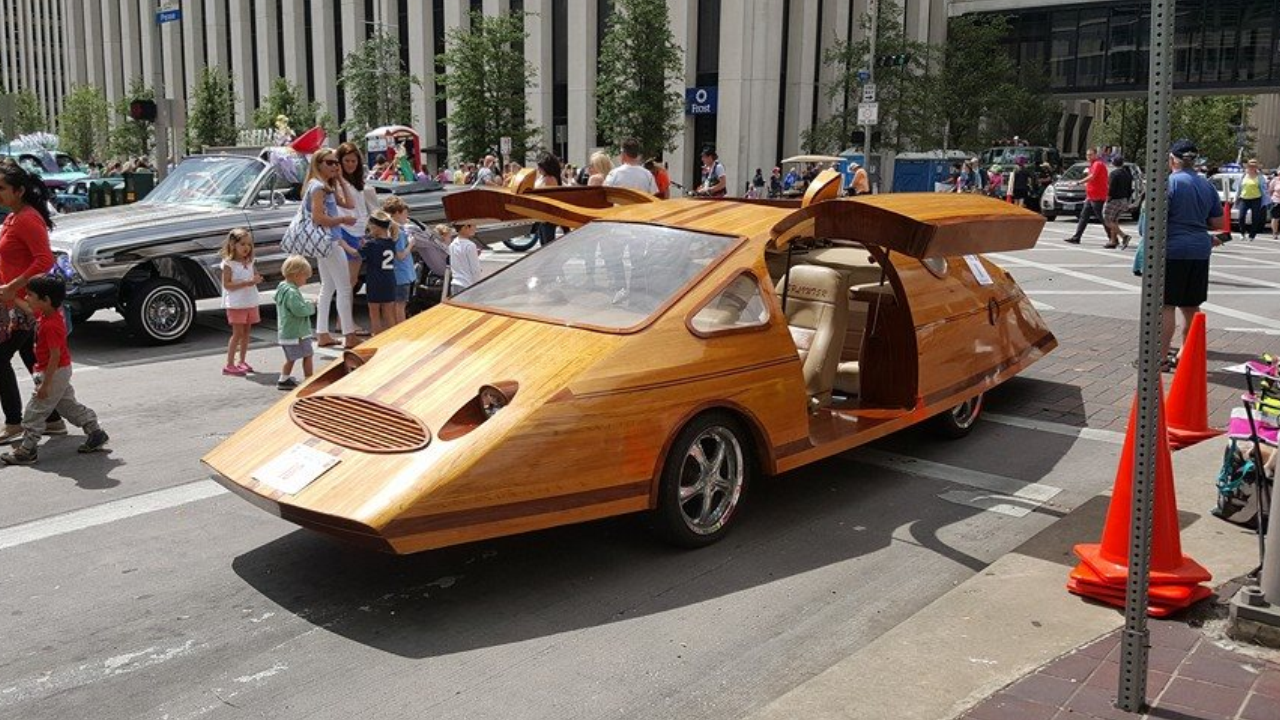 Esculturas sobre ruedas: autos hechos de madera