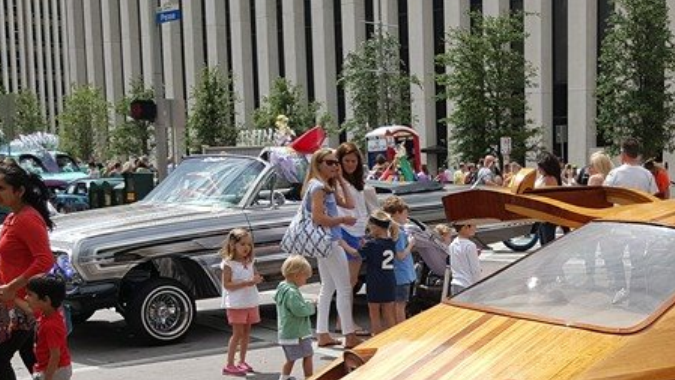 Esculturas sobre ruedas: autos hechos de madera