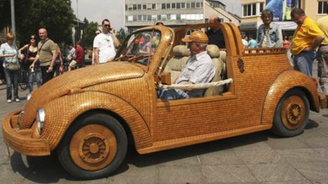 Esculturas sobre ruedas: autos hechos de madera