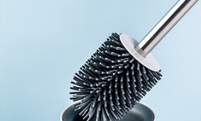 Limpiar el carro con la escobilla del baño: el truco que arrasa en redes