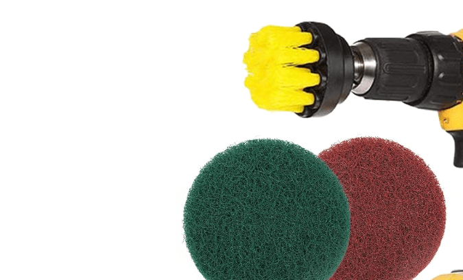 Limpiar el carro con la escobilla del baño: el truco que arrasa en redes