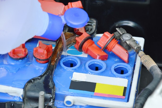 ¿Qué hacer si la batería está botando líquido?