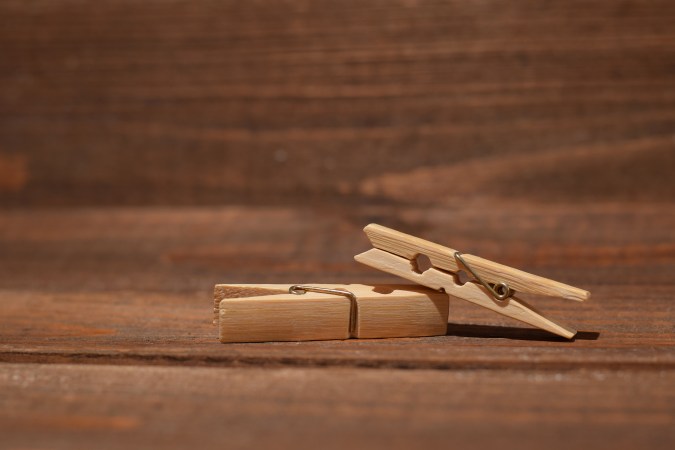 La pinza de madera: tu aliado contra malos olores en el carro