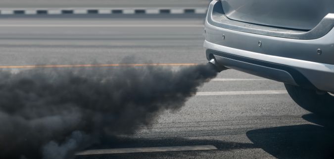 Почему из автомобиля идет черный дым?