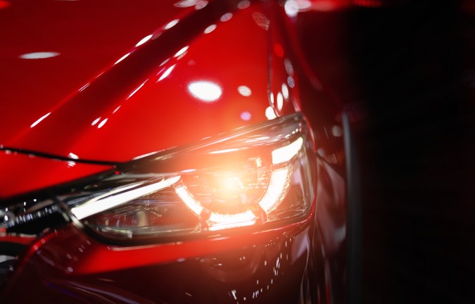 Luces exteriores del auto: cuáles son y cuándo y cómo usar cada una