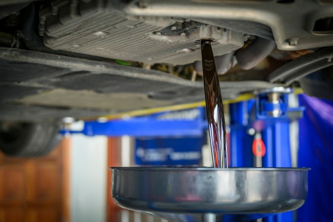 agua en el tapón de aceite del motor