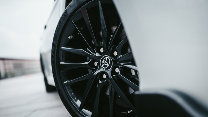 Guía para pintar de negro las llantas de tu auto